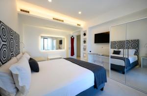 Tempat tidur dalam kamar di Angiolina Apartments