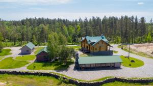 Strizhevka的住宿－Дом для отдыха Lake House，房屋和谷仓的空中景致