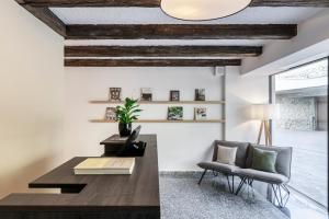 salon z drewnianym sufitem, stołem i krzesłami w obiekcie Michael Am Waal w mieście Schenna