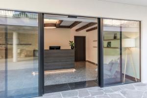思科納的住宿－Michael Am Waal，一个带玻璃墙的办公室和大堂