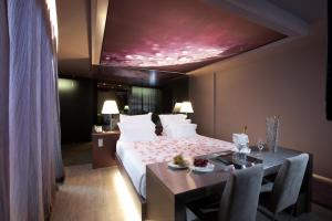 Cama ou camas em um quarto em The Vine Hotel