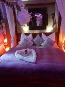 Postel nebo postele na pokoji v ubytování Whirlpool Suite Marrakesch-Lounge