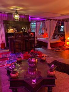 a room with two beds and a table with flowers on it at Whirlpool Suite Marrakesch-Lounge in Stelle