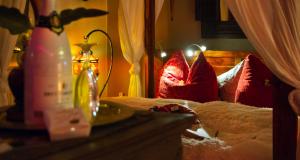 Postel nebo postele na pokoji v ubytování Whirlpool Suite Marrakesch-Lounge