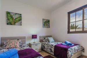 En eller flere senge i et værelse på Villa with private pool, near beach and golf Caleta de Fuste- Villa Charlotte