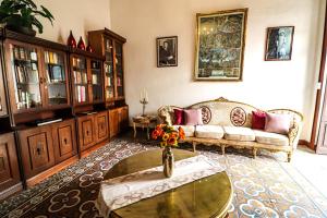 - un salon avec un canapé et une table dans l'établissement Quinta Alhóndiga Galindo Hotel Boutique, à Cholula