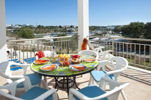 una mesa con un plato de comida en el balcón en Villa Cala Dia, en Cala d´Or