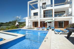 The swimming pool at or close to Villa Cala Dia