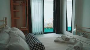Kybele Alaçatı في إزمير: غرفة نوم مع سرير وإطلالة على المحيط