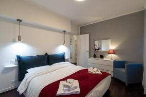 sypialnia z dużym łóżkiem i niebieskim krzesłem w obiekcie Arela w Weronie