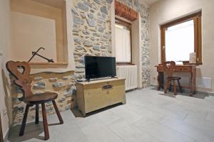A television and/or entertainment centre at Mella Bellagio -La Corte - at the Lake with parking