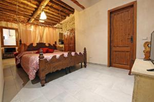 una camera con letto e soffitto in legno di Mella Bellagio -La Corte - con parcheggio a Bellagio