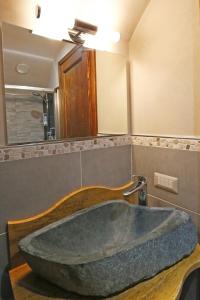 A bathroom at Mella Bellagio -La Corte - at the Lake with parking