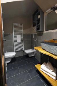A bathroom at Mella Bellagio -La Corte - at the Lake with parking