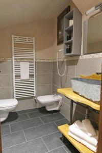 A bathroom at Mella Bellagio -La Corte - at the Lake with parking