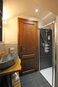 A bathroom at Mella Bellagio -La Corte - at the Lake with parking