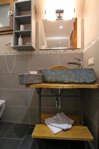 bagno con lavandino e bancone di Mella Bellagio -La Corte - con parcheggio a Bellagio