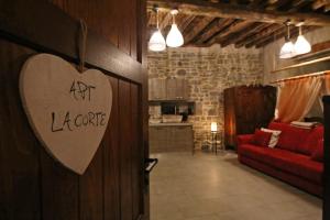 A seating area at Mella Bellagio -La Corte - at the Lake with parking