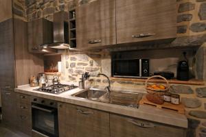 A kitchen or kitchenette at Mella Bellagio -La Corte - at the Lake with parking