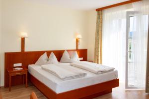 Letto o letti in una camera di Tscheppe Lang-Gasthof