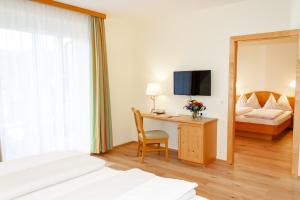 Letto o letti in una camera di Tscheppe Lang-Gasthof