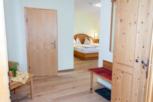 Letto o letti in una camera di Tscheppe Lang-Gasthof