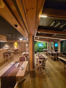 TV a/nebo společenská místnost v ubytování Ambiente Hotel garni