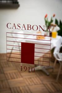 Una señal que dice que Casablanca está sentada sobre una mesa. en CASABONA1910 bed&breakfast en Vercelli