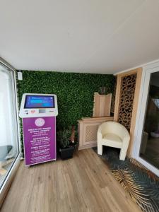 a room with a sign in front of a green wall at Ambiente Hotel garni in Plauen