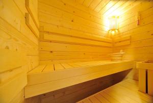 a wooden sauna with a bench in a room at Lausitzer Ferienapartments in Bernsdorf
