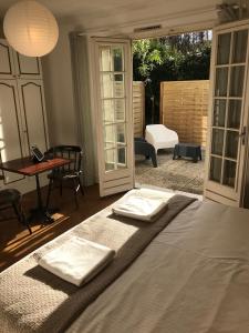 una camera da letto con un letto e due asciugamani di Une nuit sur Loire a Trèves-Cunault