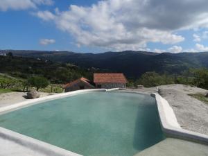 uma piscina com vista para uma montanha em Quinta de S. Cipriano em Resende