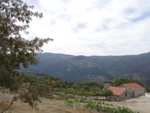レゼンデにあるQuinta de S. Ciprianoの遠くの山々の渓谷を望む