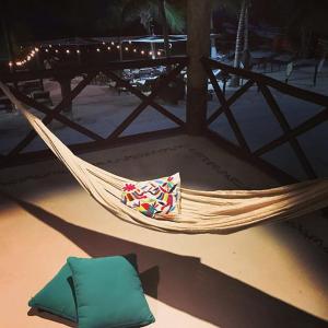 eine Hängematte mit einem Kissen und einer Decke darauf in der Unterkunft Hotel Luna De Plata in Mahahual