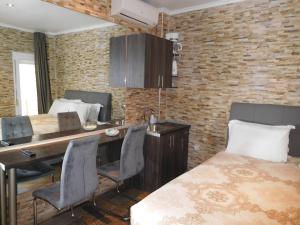 sypialnia z łóżkiem i biurkiem z krzesłami w obiekcie Luxury Living Apartments and Spa w Salonikach