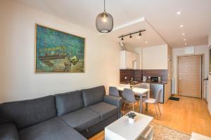uma sala de estar com um sofá e uma mesa em Apartment Dutina em Zlatibor