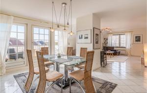 comedor y sala de estar con mesa y sillas en Amazing Apartment In Friedrichskoog With Kitchen, en Friedrichskoog-Spitz