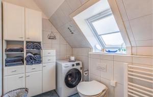 La salle de bains est pourvue d'un lave-linge et d'une fenêtre. dans l'établissement Amazing Apartment In Friedrichskoog With Kitchen, à Friedrichskoog-Spitz