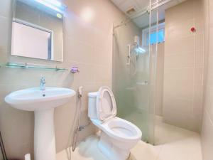 ein Bad mit einem Waschbecken, einem WC und einer Dusche in der Unterkunft Căn Hộ Nghỉ Dưỡng Melody Vũng Tàu - Tomorrow HomeStay 2 in Vũng Tàu