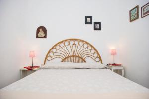 ein Schlafzimmer mit einem großen weißen Bett mit zwei Lampen in der Unterkunft Isola Blu - Goelba in Marina di Campo