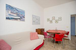 ein Zimmer mit einem Bett, einem Tisch und Stühlen in der Unterkunft Isola Blu - Goelba in Marina di Campo + 15 Fotos