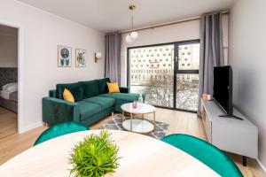 Televízia a/alebo spoločenská miestnosť v ubytovaní PoBookowane River View Apartments Gdańsk