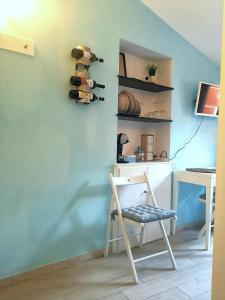 a room with a desk and a chair and a wall at SeaBreeze Vernazza in Vernazza
