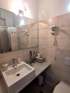 a bathroom with a sink and a mirror at SeaBreeze Vernazza in Vernazza