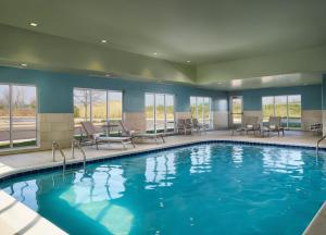 Bazen u ili blizu objekta Holiday Inn Express & Suites - Lockport, an IHG Hotel