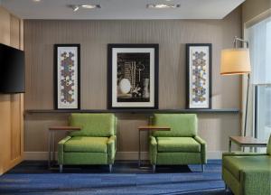 Holiday Inn Express & Suites - Lockport, an IHG Hotel tesisinde bir oturma alanı