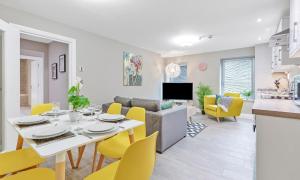 cocina y sala de estar con mesa y sillas amarillas en Ocean Walk - By My Getaways - Free Parking, en Brighton & Hove