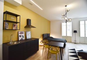 eine Küche mit Spüle und Tisch in einem Zimmer in der Unterkunft Roma 141 in Fossano