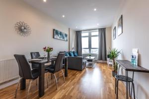 Gallery image of The Town Gem in Ashford - Apartment with parking Town Central Area in Ashford
