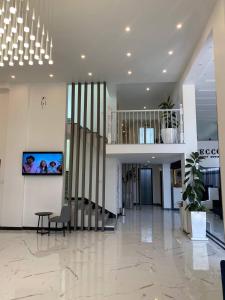 亚的斯亚贝巴ECCO Modern Guest House的建筑物内有楼梯的宽敞大厅